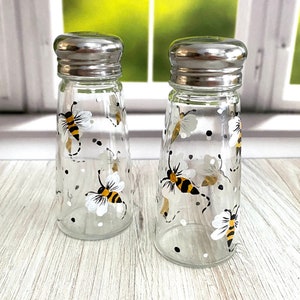 Salt and Pepper Shakers. Honey Bee Painted Shakers. Painted Bee Art Shakers. Bee Lover Shaker Art. Ivy Cottage Gift for her.  Bee Shaker Set