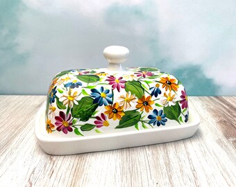 Covered Butter Dish. Daisy Butter Dish. White Ceramic Butter Holder. Colorful Wildflower Art Dish. Gift for Her/Mom/Friend. Hand Painted.