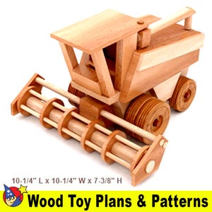 Peut inclure: Un jouet en bois représentant une moissonneuse-batteuse de couleur marron clair. Le jouet présente un design détaillé avec des roues, une cabine et un mécanisme de récolte. Dimensions : 26 cm L x 26 cm l x 19 cm H. Le texte "Wood Toy Plans & Patterns" est également présent.