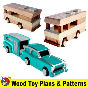 Puede incluir: Tres vehículos de juguete de madera: un coche de color turquesa con techo plateado y un remolque a juego, un autobús de dos pisos marrón y blanco, y un autobús de un piso marrón y blanco. Los juguetes están hechos de madera y tienen un diseño simple y clásico.