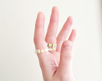 90s Daisy Ring |  beaded ring, 90s style, flower ring, layering ring, dainty jewelry, seed bead