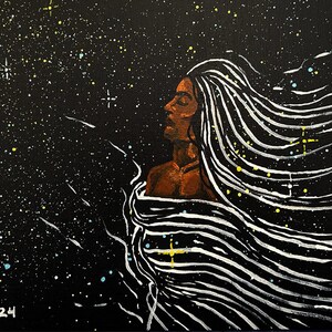 Op de afbeelding: Acrylverfschilderij op canvas met het profiel van een vrouw tegen een sterrenhemel. Het haar van de vrouw stroomt in witte strepen. Het kunstwerk is linksonder gesigneerd met "L HALL '24". Het kleurenpalet omvat zwart, wit, bruin, geel en blauw.