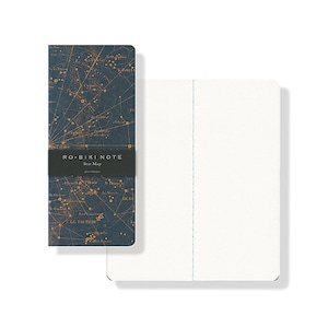 Op de afbeelding: Een blauw notitieboek met een gouden sterrenkaartontwerp op de omslag. De omslag heeft de tekst "RO-BIKI NOTE Sterrenkaart".