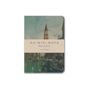 Puede incluir: Un pequeño cuaderno marrón con una imagen vintage de un canal en Venecia, Italia. El cuaderno tiene una cubierta de papel marrón con el texto "RO-BIKI NOTE Museum Series 5mm Dot 60 pages" impreso en él.