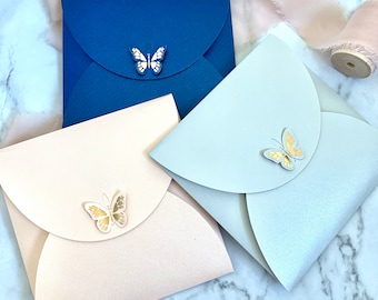 Briefumschlag aus leicht glänzendem Papier, Umschlag mit Schmetterling in gold Heißprägung, Hochzeitseinladung Briefumschlag, blau, rosa