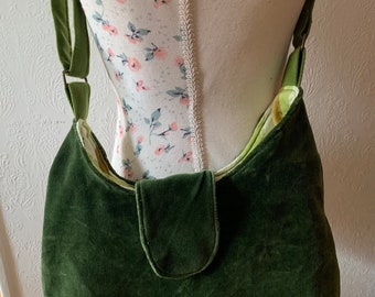 Schultertasche/Umhängetasche/ tote bag aus hochwertigem, grünen Samt, Innenfach mit Reissverschluss