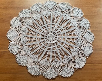 Eine grössere,  runde Spitzende,  Häkeldeckchen Vintage, Zierdecke, Handarbeit, 63 cm