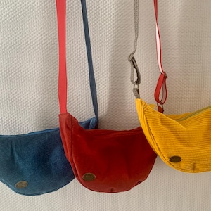 MoonBag, Halfmoonbag, Bauchtasche aus hochwertigem Breitcord, cord, cross over, Innenfach mit Reissverschluss, 2 Einsteckfächer, türkis