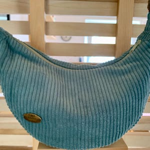 Wertige Cordtasche, Moonbag, Halfmoonbag, Crossover-Tasche, Innenfach mit Reißverschluß, Steckfächer, grün-blau, türkis, versandfertig