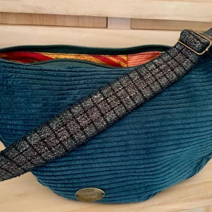Wertige Cordtasche, Moonbag, Halfmoonbag, Crossover-Tasche, Innenfach mit Reißverschluß, Steckfächer, petrol