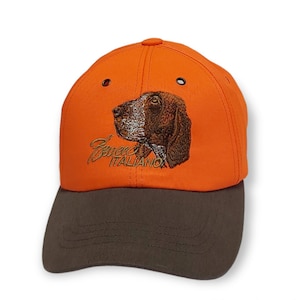 Könnte beinhalten: Orangefarbene und braune Baseballkappe mit einem gestickten Bild eines Hundekopfes und dem Text "Bracco Italiano".