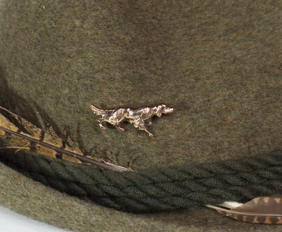 Pin / Hutanstecker Jagdhorn mit Rehbock aus Bronze (M-c5)