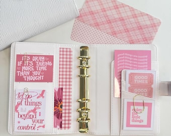 Carpeta A6 estética rosa con tarjetas decorativas y bolsillos