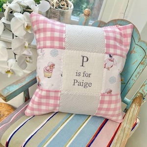 Almofada com estampa xadrez do alfabeto Peter Rabbit© - Presente personalizado para bebê - Almofada personalizada - Quarto infantil inspirado em Beatrix Potter - Presente de 1º aniversário