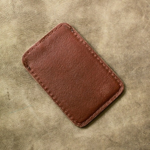 Funda para tarjetas de crédito hecha de suave piel de becerro reciclada con un tinte marrón rojizo oscuro