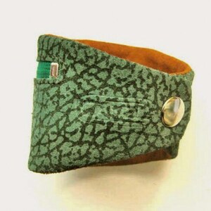 Bracelet purse size M, new green suede with black-grey mesh print & zip compartment image 3