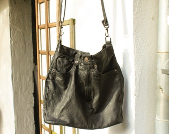 Sac bandoulière en cuir de vachette recyclé noir, très doux