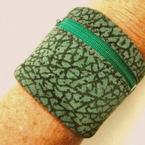 Monedero para pulsera talla M, nuevo ante verde con estampado de malla negro grisáceo y compartimento con cremallera
