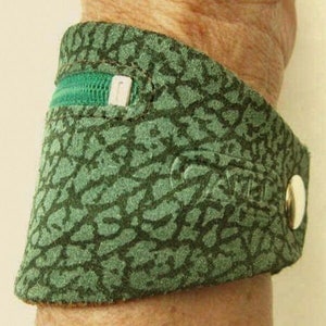 Bracelet purse size M, new green suede with black-grey mesh print & zip compartment image 2