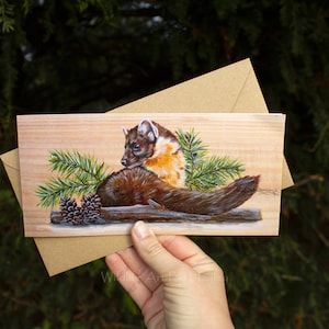 Tarjeta de felicitación de cumpleaños para amantes de la naturaleza, marta de pino y bosque