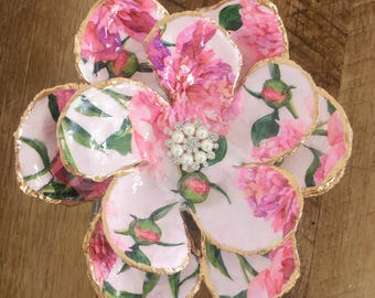 Oyster Shell Magnolia Floral Art – Decoupaged Coastal Decor with Pearls, Rhinestones