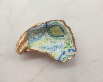 Decoupaged Oyster Shell Ring Dish – Handcrafted Coastal Trinket Holder with Gold Leaf Trim