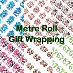 Puede incluir: Rollos de papel de regalo con varios diseños. Los diseños incluyen el texto "Six Seven" en azul, rosa y verde, junto con patrones de gatos y números. También se ven las palabras "Metre Roll Gift Wrapping".