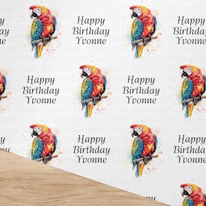 Può includere: Un motivo ripetuto di illustrazioni di pappagalli colorati con la scritta "Happy Birthday Yvonne" su sfondo bianco. I pappagalli hanno piume rosse, gialle, blu e verdi e sono appollaiati su rami.