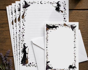 Peut inclure: Un ensemble de papier à lettres et d'enveloppes blanc avec une bordure décorative illustrée de sorcières, de balais, de croissants de lune, d'étoiles et de vignes fleuries. Le papier comporte des lignes horizontales, la petite carte est vierge.