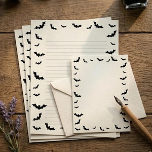 Könnte beinhalten: Briefpapier-Set mit cremefarbenem Papier und Umschlägen. Jedes Stück ist mit einem Rand aus schwarzen Fledermaus-Silhouetten verziert. Enthält liniertes Schreibpapier und eine leere Karte, ideal für Halloween.