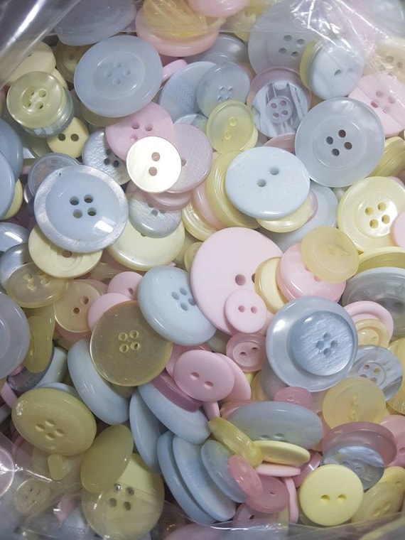 100 x ASSORTED STAR BABY GIRL BUTTONS SIZE 18-11MM.