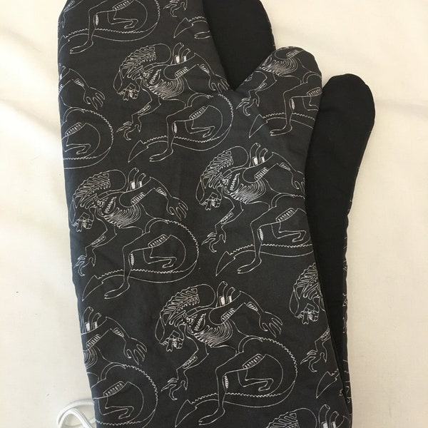 Oven mitts! Alien xenomorph movie! A pair of fully functional, long oven gloves! Baking. Kitchen. Pot holders.  Adult size