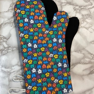 ¡Guantes de horno! Space Invaders. ¡Un par de guantes de horno largos y totalmente funcionales! Para hornear. Cocina. Agarraderas. Talla adulto. Doble capa.
