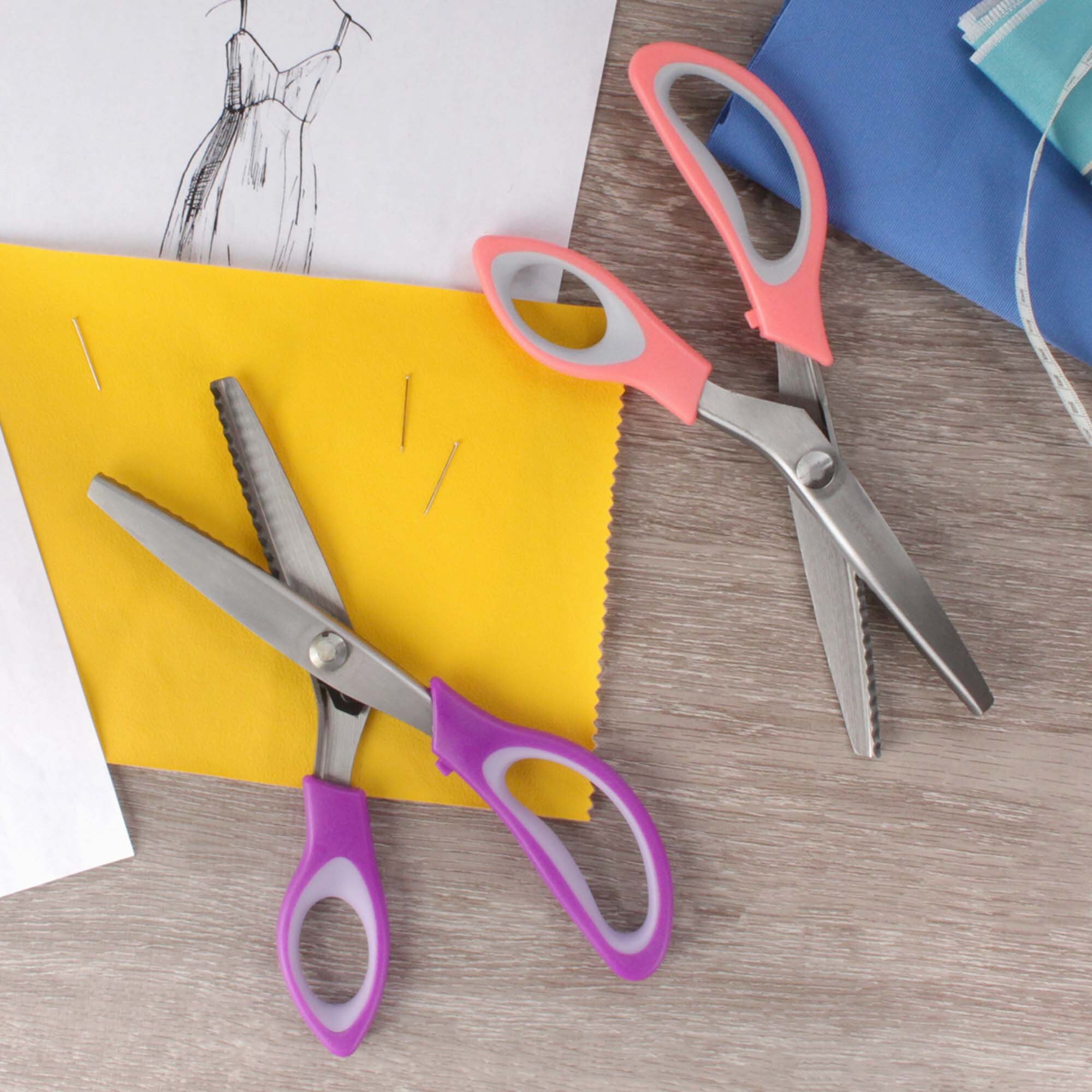 Scrapbooking scissors, saw tooth / step pattern