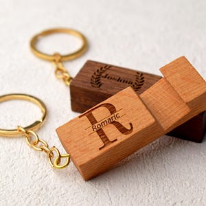 Llavero de madera personalizado, soporte para teléfono de madera grabado a medida, soporte minimalista para teléfono, regalo de cumpleaños, regalo para mamá, regalo para mejor amiga