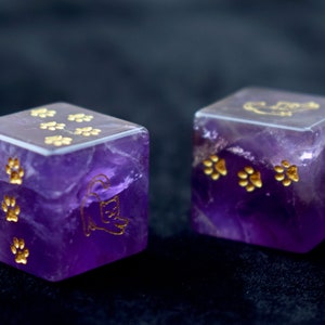 Lazy Cat Crawl Dice D6, Cat Paw Dice, Engraved Gemstone Dice D6, Collectible Dice, Amethyst Polyhedral Dice, Gem Dice, Kitten Dice