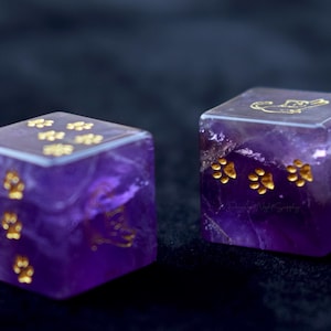 Lazy Cat Crawl Dice D6, Cat Paw Dice, Engraved Gemstone Dice D6, Collectible Dice, Amethyst Polyhedral Dice, Gem Dice, Kitten Dice