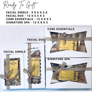 Puede incluir: Cajas de regalo blancas atadas con cinta de arpillera, etiquetadas como "Facial Single", "Facial Duo", "Core Essentials" y "Signature Spa". Cada caja contiene art&iacute;culos y una tarjeta personalizada. El texto "Ready To Gift" est&aacute; en la parte superior.