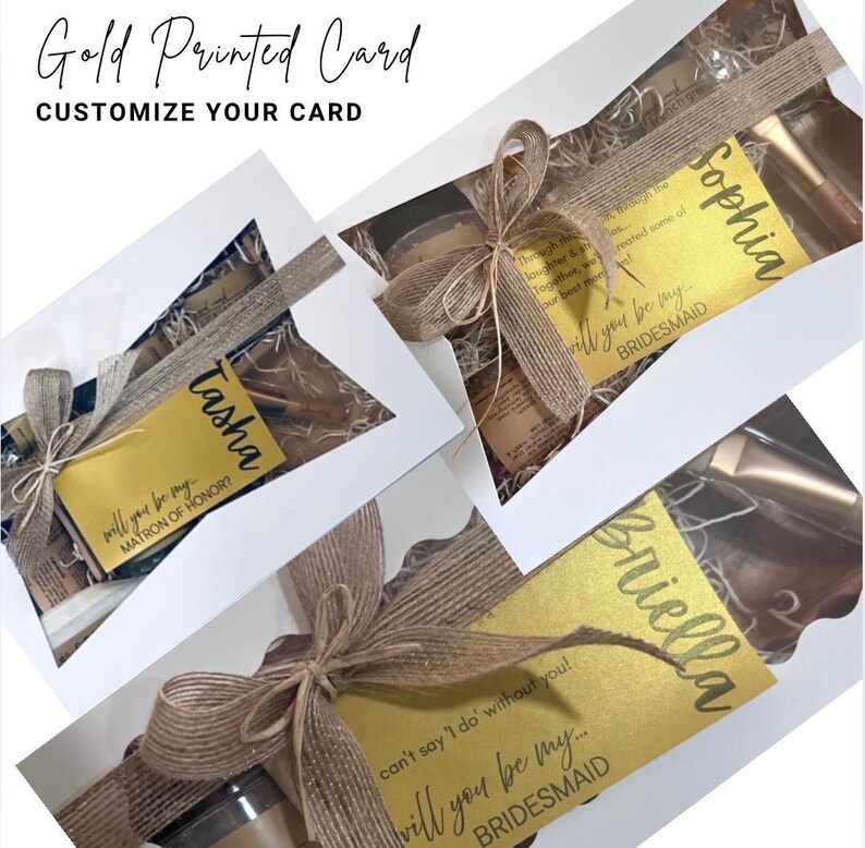 Puede incluir: Cajas de regalo con tarjetas doradas que dicen "&iquest;Quieres ser mi...?" para damas de honor y una madrina. Cada caja est&aacute; atada con una cinta de arpillera y contiene peque&ntilde;os regalos. El texto "Gold Printed Card" y "Customize Your Card" est&aacute;n en la parte superior.