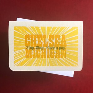 Arrêter. Boutique. Avoir une carte imprimée à la typographie Chelsea Michigan