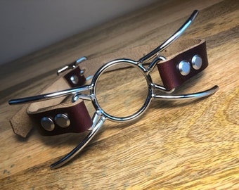 Кляп для девочек. Девушка с заклеенным ртом. Роуз болл. Кляп-трензель. Ltdeirf c ifhbrjv dj hne.