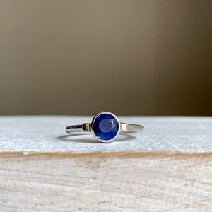 Sterling silver round kyanite ring