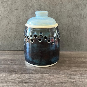 Auf der Töpferscheibe gedreht, handgemachtes Knoblauchglas-Blau
