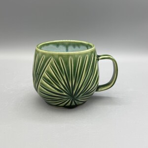 Taza de 414 ml (14 oz) torneada y tallada. Ideal para café con leche: color verde oscuro con efecto goteo.