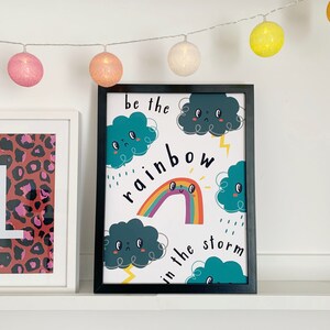 Sé el arcoíris en la tormenta. Impresión en tamaño A4 o A3. Impresión inspiradora. Obra de arte alegre. Decoración infantil.