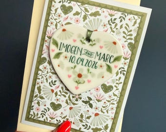 Carte de mariage folklorique de luxe verte et crème avec souvenir en forme de coeur en céramique - Personnalisée avec les noms et la date du couple