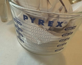Vaso medidor de vidrio Pyrex vintage de la década de 1960, 4 tazas, 1 cuarto de galón, n.° 532, letras azules.