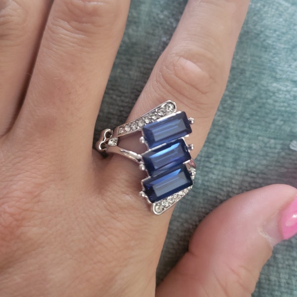 Blue or red colored stone ring with rhinestones gorgeous blue stone ring with stretchy band discounted paparazzi rings sparkle rings