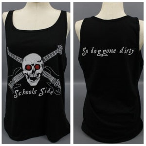 Può includere: Canotta nera con un design bianco di teschio e ossa incrociate, due chitarre e il testo "Schools Side". La parte posteriore della canotta ha il testo "So dog gone dirty" in bianco.