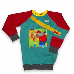 Könnte beinhalten: Ein Set aus drei Keramikbechern mit gesprenkelter, matter Oberfläche. Die Becher sind in Grau-, Weiß- und Schwarztönen gehalten. Jeder Becher hat ein schlichtes, modernes Design und einen abgerundeten Henkel. Die Becher sind aufeinander gestapelt.